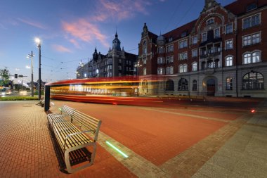 Katowice ve tramvay ışık trails Merkezi parçası