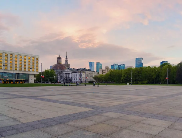 Het plein in het centrale deel van Warschau — Stockfoto