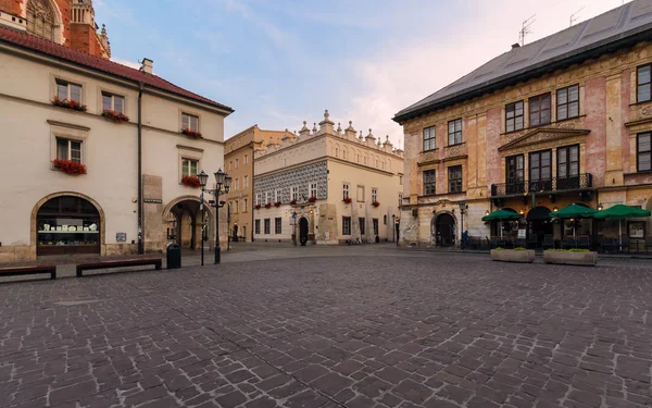 Une petite place du marché le matin . — Photo