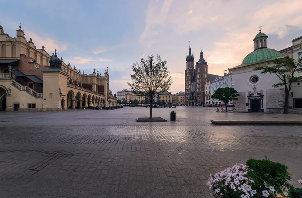 Kraków rynek glowny wczesnym rankiem. Czas letni. — Zdjęcie stockowe
