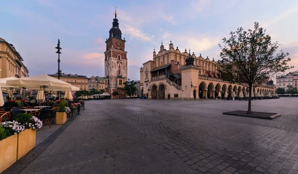 The main square of Krakow in the morning in summer. — Stock Photo, Image