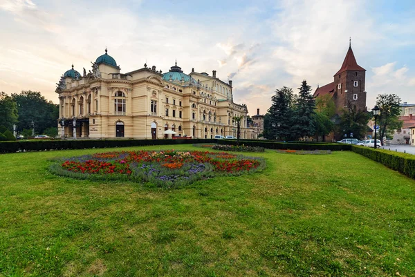 Teatr Słowackiego w Krakowie w godzinach porannych. Polska. — Zdjęcie stockowe