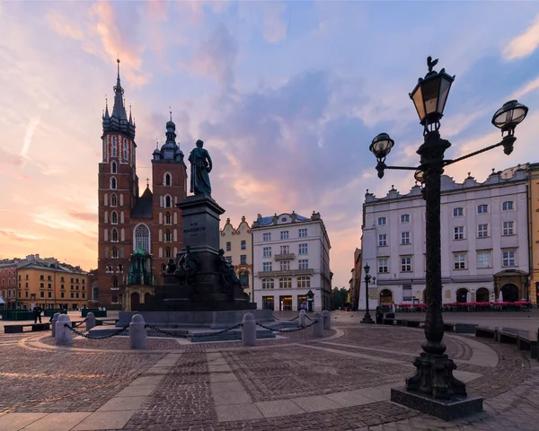 Purple sunrise in the main square of Krakow — Stock Photo, Image