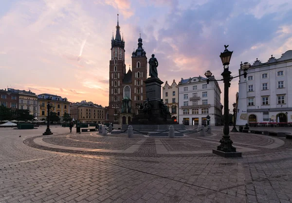Piękny wschód słońca w głównym placu miasta Krakowa. — Zdjęcie stockowe