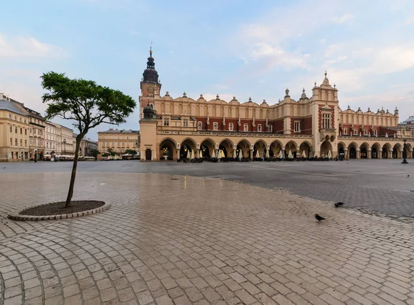 Plaza Rynek en Cracovia, Polonia por la mañana temprano — Foto de Stock