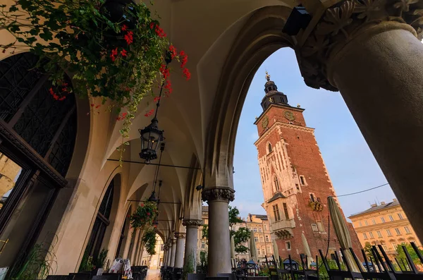 Vista de la torre del ayuntamiento en la mañana de verano. Cracovia — Foto de Stock