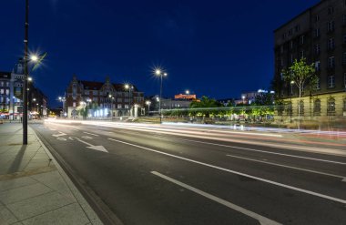 Güneş battıktan sonra Katowice Merkezi caddelerinden biri