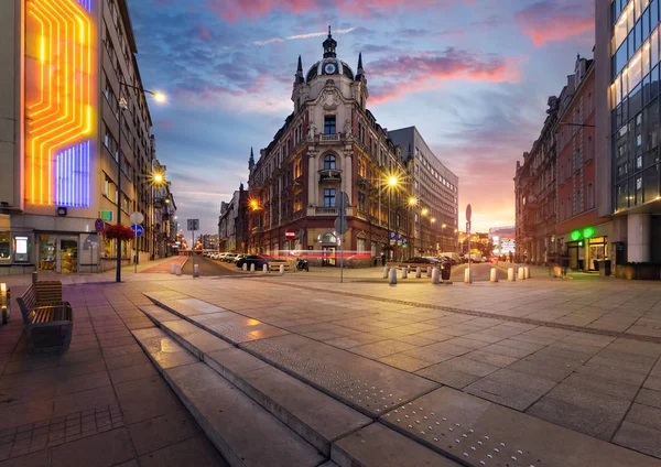 Centrální náměstí Katovice v dramatický západ slunce. — Stock fotografie