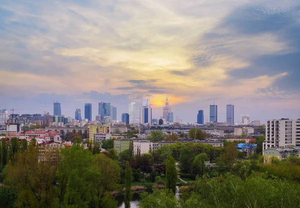 Warschauer Stadtbild. Abendfoto. Polen. — Stockfoto