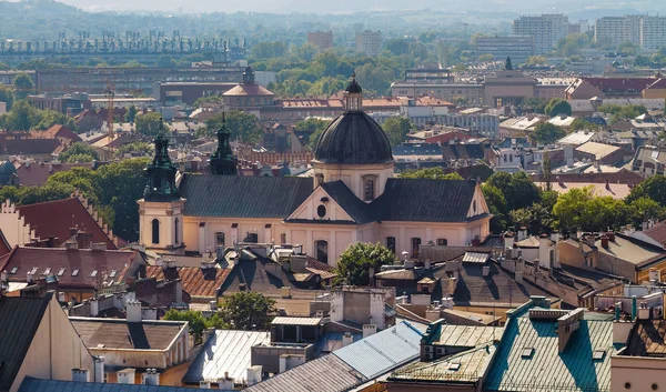 Akşam saat çatıları ve kilisede görüntüleyin