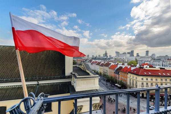 Polska flaga w błękitne niebo i Warszawie w tle — Zdjęcie stockowe