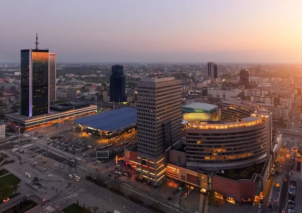 Panorama da cidade de Varsóvia com arranha-céus modernos durante o pôr do sol — Fotografia de Stock