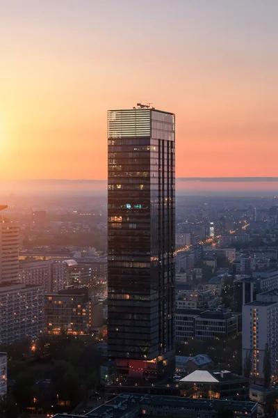 Varsóvia cidade com arranha-céu moderno durante o pôr do sol — Fotografia de Stock