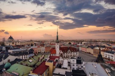 Akşam Olomouc şehir panoraması.