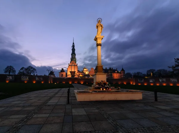 Santuario Jasna Gora en Czestochowa por la noche . — Foto de Stock