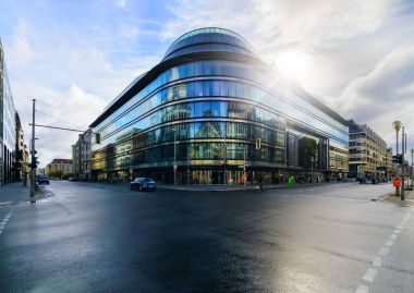 Berlin cam mimarisinde güneşli bir gün