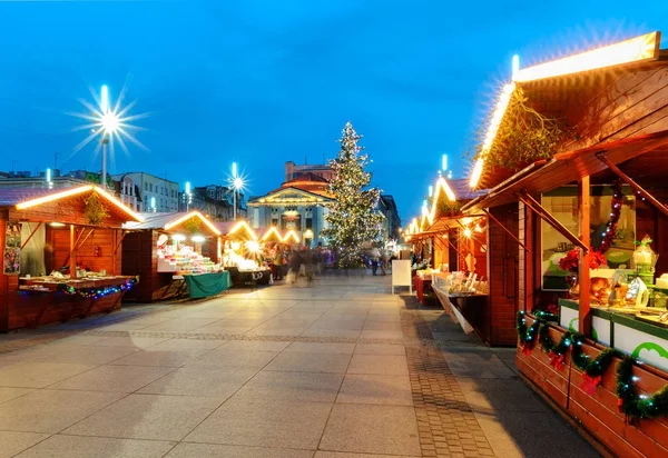 Straatmarkt en kerstboom in Katowice — Stockfoto