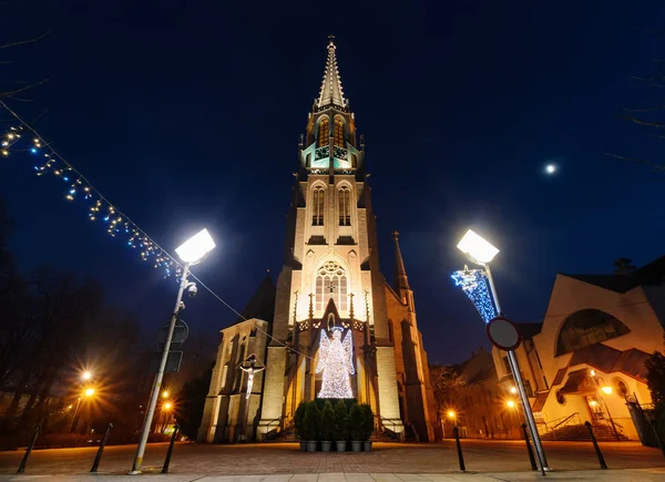 Mariakin kirkko enkelin kanssa Katowicessa — kuvapankkivalokuva