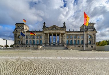 Ünlü Reichstag Berlin gün foto içinde bina.
