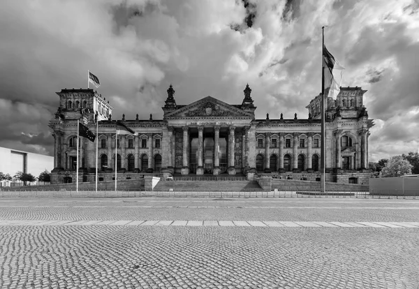 Reichstag w Berlinie, czarno-białe foto. — Zdjęcie stockowe