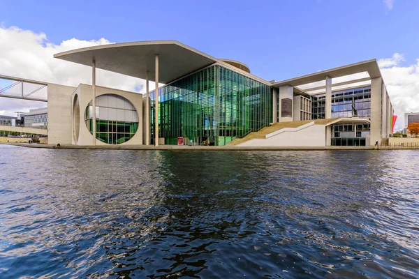 Modern arkitektur i Berlin under floden. Europa. — Stockfoto