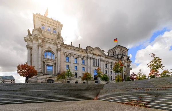 Dia foto do famoso edifício Reichstag em Berlim — Fotografia de Stock