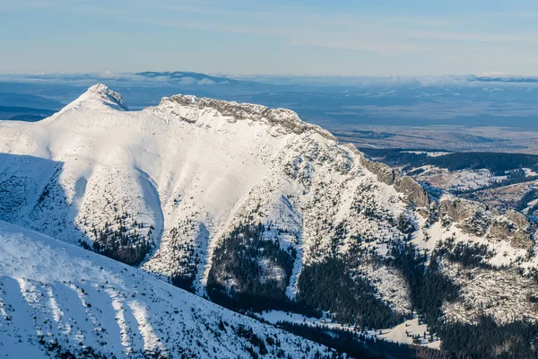 カスプロヴィ ヴィェルフ山近く高タトラ山脈のピークの 1 つ — ストック写真