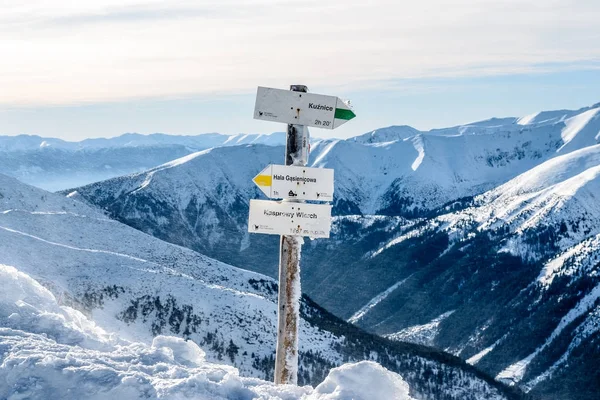 Tourist pointer trails near Kasprowy Wierch in Poland. Morning f — Stock Photo, Image