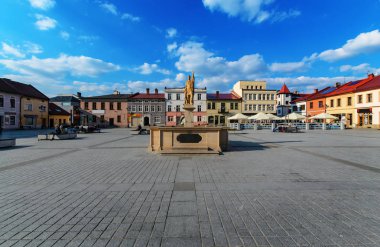 Zywiec Merkezi anıt meydanında güneşli gün