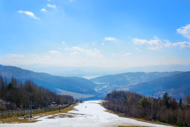 En düşük ZAR dağdan güneşli bir günde görüntüleyin. Polonya