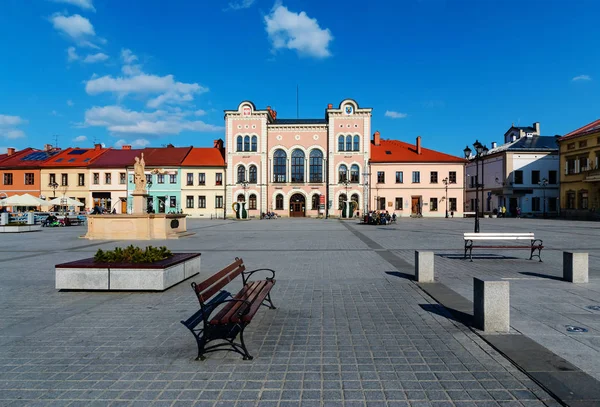 Hôtel de ville sur la place centrale de Zywiec — Photo