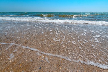 Güneşli gökyüzü ile tropik plajdan deniz manzarası.
