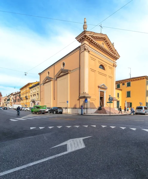 La iglesia de Verona, de día . — Foto de Stock