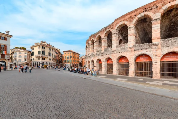 Vista panorámica de la plaza central y Arena Verona, anfiteatro romano . — Foto de Stock