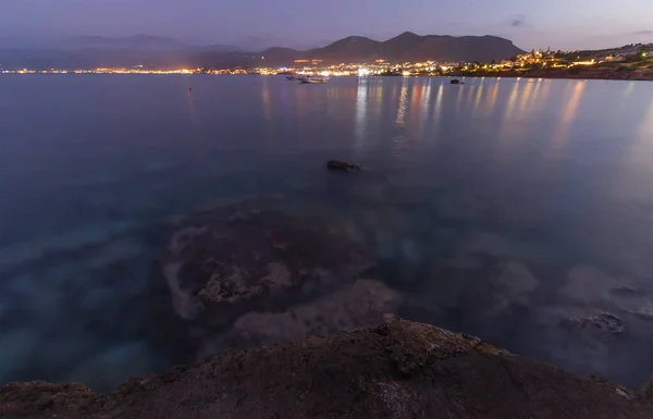 Vista panorámica de la playa de Creta por la noche. Larga exposición . — Foto de Stock