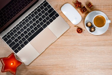 Şablon tasarımı için dizüstü bilgisayarlı ahşap masa ve nesneler.