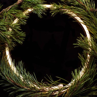 Noel yuvarlak çerçevesi siyah arka planda neon ve kış şeyleri tarafından yapılır.