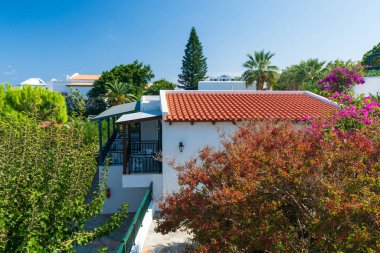 Girit şehrinde otantik dar renkli Akdeniz sokağı