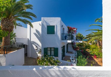 Girit şehrinde otantik dar renkli Akdeniz sokağı