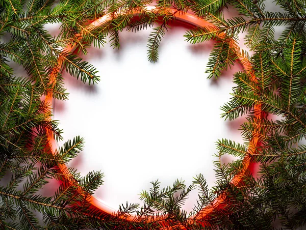 Natale cornice rotonda fatta da neon e cose invernali su sfondo bianco . — Foto Stock