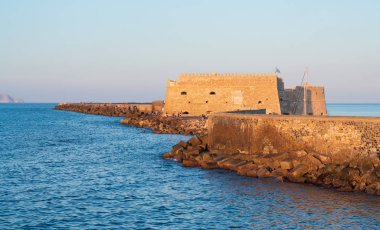 Girit 'teki Heraklion şehrindeki Koules kalesinin gündüz fotoğrafı.