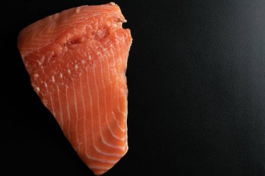 Çiğ somon balığı fileto. Somon bifteği 