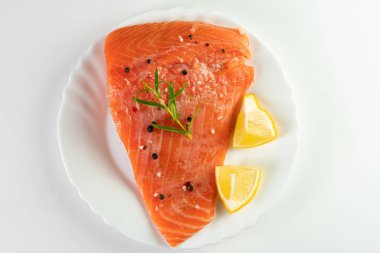 Çiğ somon balığı fileto. Somon bifteği 