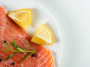 Çiğ somon balığı fileto. Somon bifteği 