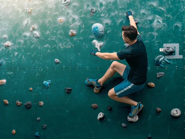 A man climbing in boulder gym in the wall. — Stock Photo, Image