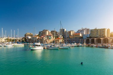 Heraklion 'da tekneleri olan eski Venedik limanının gündüz fotoğrafı.