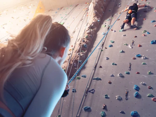 Couple mutual agreement. Support concept. Climbering in boulder gym. — 스톡 사진