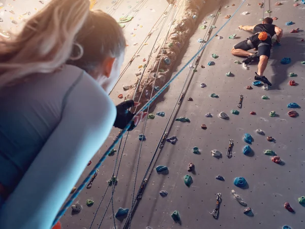 Couple mutual agreement. Support concept. Climbering in boulder gym. — 스톡 사진