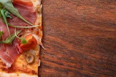 Pizza ahşap arka plan. Yukarıdan görüntüle.