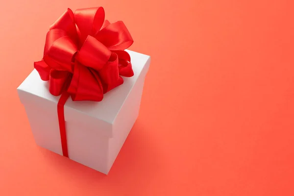 Caja de regalo fondo mínimo. Lush lava 2020 tendencia de color . — Foto de Stock